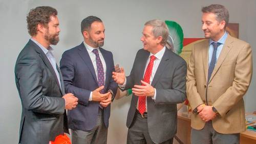 El presidente de la formación española de ultraderecha Vox, Santiago Abascal, y el pinochetista José Antonio Kast (ambos al centro) en imagen de archivo, reunidos en Madrid.