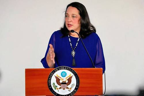 Jean Manes, principal diplomática estadunidense en El Salvador, anunció ayer su retiro del país e informó que las relaciones entre ambas naciones están en pausa porque el gobierno del presidente Nayib Bukele “no muestra interés” en mejorarlas. En rueda de prensa agregó que regresa a su cargo de subcomandante del Comando Sur. Explicó que la Casa Blanca y el Departamento de Estado la enviaron por tres meses, pero que ya van seis y tiene que retornar. “¿Para qué seguir aquí si no tenemos contraparte en este momento? Cuando El Salvador quiera conversar, nuestras puertas están abiertas”, manifestó.