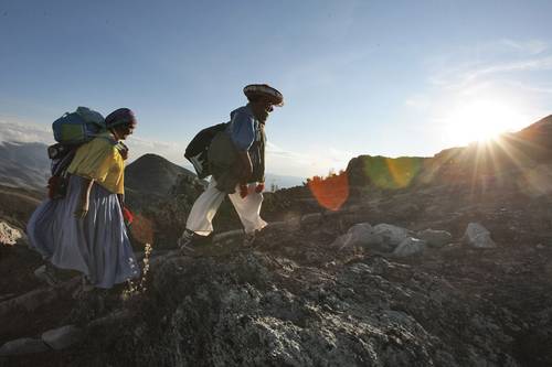 Indígenas wixárikas, durante una peregrinación al Cerro Quemado en Real de Catorce, San Luis Potosí, para ellos un territorio sagrado, actualmente en peligro, por la contaminación que provocan empresas mineras y avícolas (imagen de archivo).