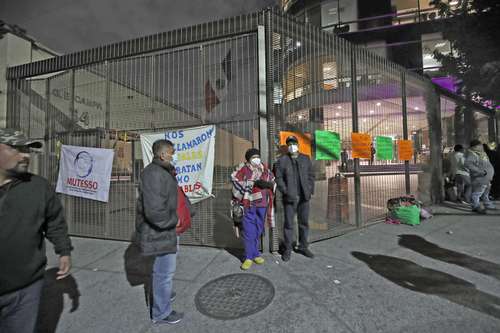 Empleados de Oaxaca tomaron ayer el edificio del Insabi en demanda de que se cumpla el compromiso del gobierno federal de que no los despedirían.