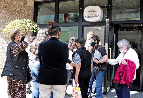 El Banco del Bienestar informó que para brindar atención oportuna a clientes y usuarios, de este martes al viernes ampliará su horario de servicio de 9 a 18 horas en las siguientes sucursales de la Ciudad de México: Reforma, Del Valle, Miguel Ángel de Quevedo, Plaza Tepeyac, Pradera, Xochimilco, Jamaica, Viaducto Tlalpan, avenida Jalisco, Azcapotzalco, Olivar del Conde, Milpa Alta, Iztacalco, Tláhuac, Alpina (desde las 7:30 am) y Santa Cruz Meyehualco. Recomendó a los beneficiarios de los programas sociales que antes de acudir a una sucursal para cobrar sus recursos, consulten el saldo de su cuenta en el número 800-900-2000.