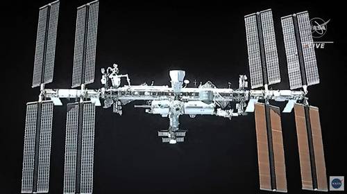 “El cosmos se está volviendo un campo de batalla”, si bien todavía tienen cabida proyectos científicos como la Estación Espacial Internacional, que se aprecia en una imagen tomada desde la nave Crew Dragon de SpaceX.