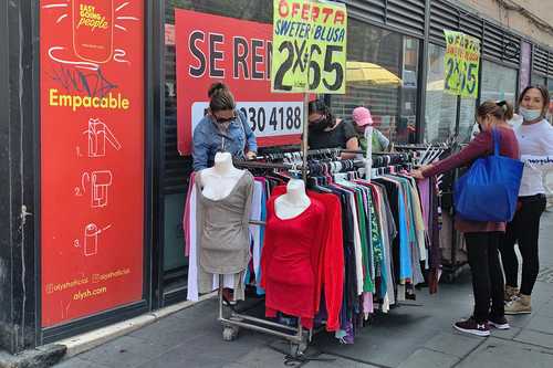 La disminución de contagios de Covid-19 benefició a sectores como ropa y calzado.