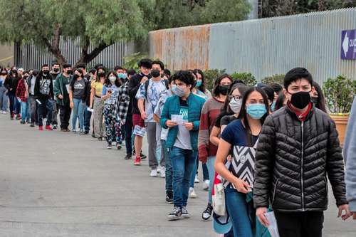 Largas filas se formaron ayer frente al Museo El Trompo, en la ciudad fronteriza de Tijuana, Baja California, donde se realizó la jornada de vacuna-ción contra el Covid-19 para jóvenes de 15 a 17 años, quienes recibieron la primera dosis de Pfizer.