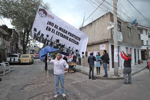 Colonos protestaron con mantas por el megaproyecto Conjunto Estadio Azteca.