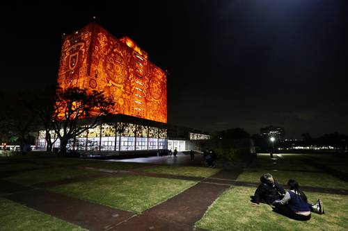 UNAM, CONTRA LA VIOLENCIA DE GÉNERO. Desde ayer y hasta el 10 de diciembre, la UNAM iluminará de naranja la Biblioteca Central y el Estadio Olímpico, en rechazo a la violencia contra la mujer.
