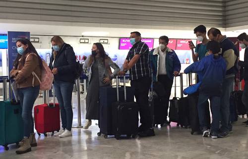 Mexicanos que regresan del exterior y turistas extranjeros ingresan sin restricciones al país en el Aeropuerto Internacional de la Ciudad de México (en la imagen).