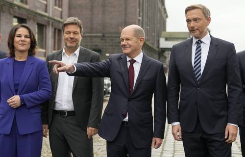 De izquierda a derecha: Annalena Baerbock, del partido los Verdes; Olaf Scholz, del SPD; Robert Habeck, también de los Verdes, y Christian Linder, del FDP. La nueva coalición que gobernará Alemania al bajar el telón de la era de Angela Merkel.