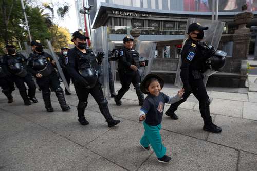 Policías que impidieron a pobladores de Xochimilco bloquear el Paseo de la Reforma para protestar por altos cobros de la CFE se retiraron, no sin antes recordar que una sonrisa es la mejor herramienta ante cualquier situación tensa.