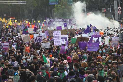 Acompañadas por niñas y adolescentes, mujeres marcharon ayer del Ángel de la Independencia al Zócalo capitalino en exigencia de justicia para las víctimas de feminicidio y desaparición.