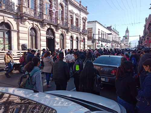 Unos 300 profesores de la sección 18 de la Coordinadora Nacional de Trabajadores de la Educación se apostaron frente a la sede del Congreso de Michoacán para exigir audiencia y después entraron al inmueble por la fuerza.