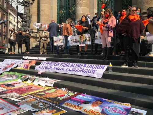 Sobre las escalinatas del Congreso capitalino, integrantes del colectivo Patrulla Feminista colocaron un tendedero con fotografías de deudores alimentarios.