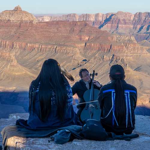 El músico y dos nativoamericanos que lo acompañaron en el parque nacional de Arizona.