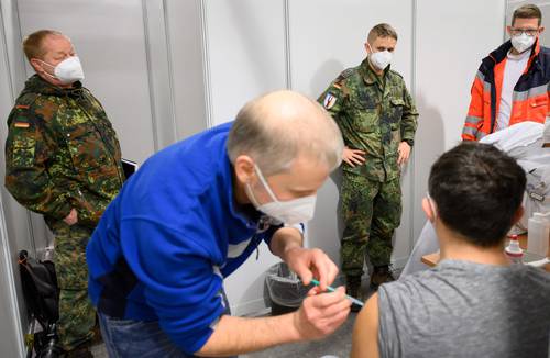 Ante el aumento en los contagios, las autoridades alemanas abrieron nuevos centros de inmunización con el respaldo de las fuerzas armadas. La imagen, en la ciudad de Stuttgart, al sur del país.