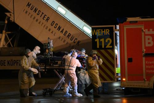 En un operativo en el que colaboran las fuerzas armadas, médicos trasladan a pacientes a otros hospitales desde el aeropuerto de Münster Osnabrück, en el norte de Alemania.