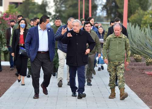 El presidente López Obrador rumbo a su conferencia de prensa en Irapuato, flanqueado por Diego Sinhue Rodríguez, gobernador de Guanajuato, y José Rafael Ojeda, secretario de Marina.