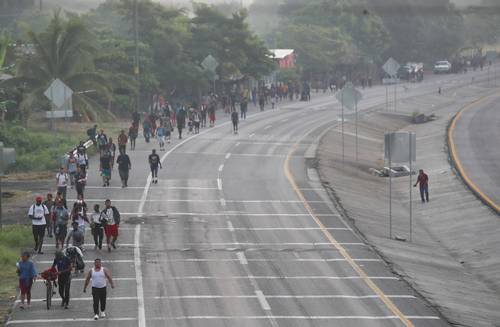 Unos 3 mil migrantes de Haití y Centroamérica se trasladaron ayer de Escuintla a Mapastepec, Chiapas.