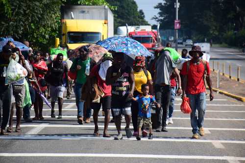 Un nuevo grupo de indocumentados que esperaba la resolución de sus trámites migratorios en Tapachula, Chiapas, decidió partir en caravana hacia el centro del país.