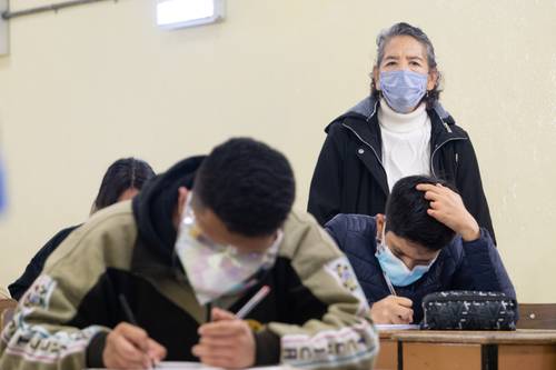 En un mensaje por la última sesión del Consejo Técnico Escolar, la secretaria de Educación Pública, Delfina Gómez, reiteró que las escuelas “no son centros de contagio”. En la imagen, regreso a clases en la secundaria técnica número 11, en la CDMX.