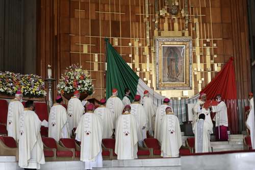 Marc Ouellet, prefecto de obispos del Vaticano, expuso la postura sobre la ordenación de mujeres en la Asamblea Eclesial de América Latina. En la imagen, la misa inaugural, el domingo pasado.