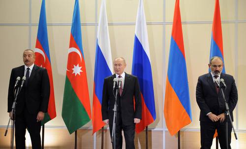 De izquierda a derecha, los presidentes de Azerbaiyán, Ilham Aliyev, y de Rusia, Vladimir Putin, así como el primer ministro de Armenia, Nikol Pashinian, quienes se reunieron ayer en el balneario de Sochi, en la costa del mar Negro.