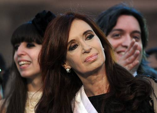En imagen de archivo, la vicepresidenta argentina Cristina Fernández de Kirchner con sus hijos Florencia y Máximo.