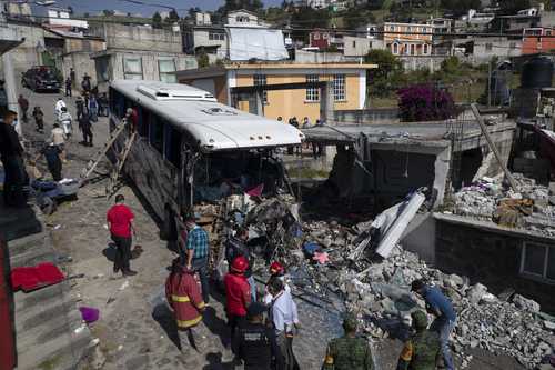 Cuerpos de emergencia del estado de México realizan labores de rescate en la comunidad de San José del Guarda, municipio de Joquicingo, luego del accidente de un autobús de turismo.