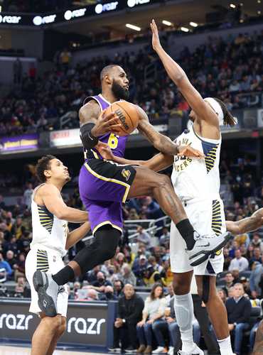 LeBron James fue multado con 15 mil dólares por hacer un gesto obsceno durante el triunfo del miércoles de los Lakers contra los Pacers.