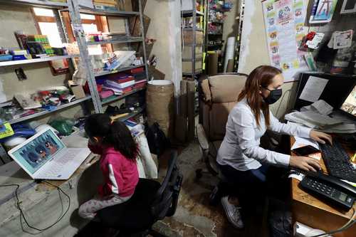 Atender a sus hijos y trabajar de forma remota, retos para los padres.