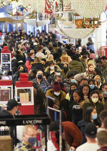 Los compradores estadunidenses redujeron el gasto en las compras en línea durante el Black Friday (viernes negro) y muchos se animaron a regresar a las tiendas, aunque encontraron menores rebajas de precios, cuando hay una escasa oferta de productos. Adobe Analytics reportó ventas on line por 8 mil 900 millones de dólares, menos que los 9 mil millones de dólares de 2020. En tanto, las visitas a los comercios aumentaron 47.5 por ciento en comparación con 2020, aunque 28.3 por ciento menos respecto a 2019, indicó Sensormatic Solutions.