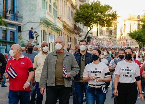 La concurrida marcha mostró el apoyo al gobierno cubano, días después del fracaso de una movilización opositora ampliamente convocada.