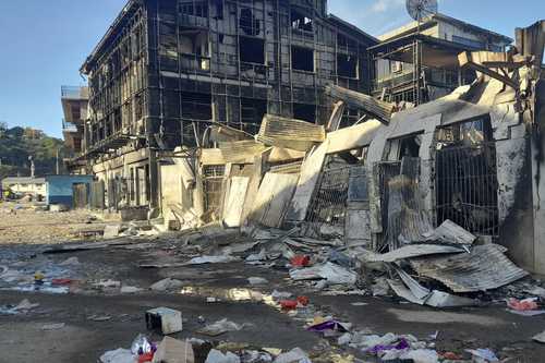  Uno de los negocios saqueados en el barrio chino de esta ciudad durante los tres días de protestas. Foto Ap