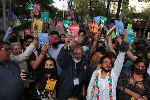 Como parte de las actividades de fomento a la lectura que realiza el Fondo de Cultura Económica, el director general del sello, Paco Ignacio Taibo II, entregó ejemplares de la colección 21 para el 21 a la gente que se congregó en el Paseo Chapultepec de Guadalajara, muy cerca de la librería José Luis Martínez. El encuentro con los lectores se desarrolló en el contexto de la 35 Feria Internacional del Libro de Guadalajara.