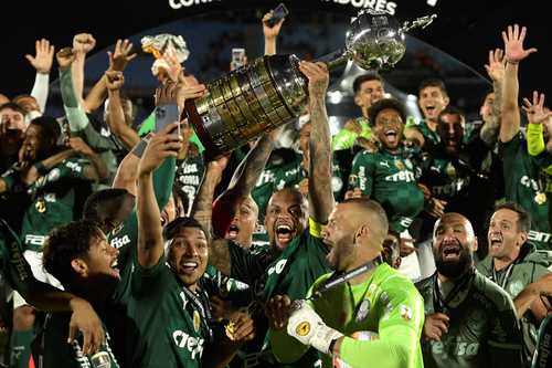 Felipe Melo del Palmeiras alza el trofeo de la Copa Libertadores, luego de que su equipo venció 2 -1 en tiempos extras al Flamengo, en otra final brasileña, en el estadio Centenario de Montevideo, Uruguay.