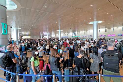 Tras el cierre de fronteras en Israel, el Aeropuerto Internacional Ben Gurion, en Tel Aviv, se vio atestado de viajeros.