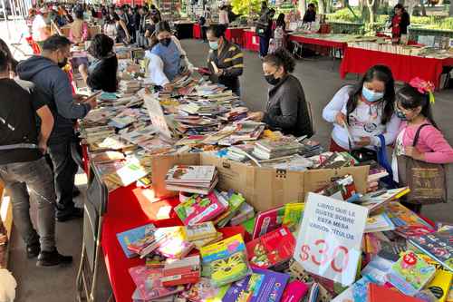 Varias personas recorrieron el fin de semana pasado la Feria entre Libros y Chinampas, extensión de la FIL en el Zócalo capitalino. La feria que se instaló en la explanada de la alcaldía Xochimilco permanecerá hasta el próximo 5 de diciembre.