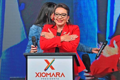  Xiomara Castro, del Partido Libertad y Refundación, en rueda de prensa tras darse a conocer los primeros resultados que la ubican como virtual ganadora, declaró: “fuera la guerra, fuera los escuadrones de la muerte, fuera la pobreza”. Foto Afp