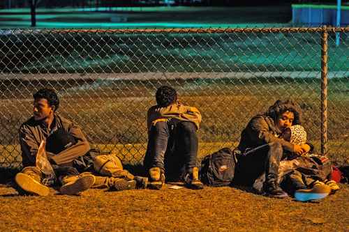 En imagen de hace unos días, migrantes esperan en La Joya, Texas, luego de haber cruzado el Río Bravo, que llegue el autobús de la patrulla fronteriza que los regresará a México. En este contexto, un informe de Doctores por Derechos Humanos confirmó que niños y padres separados en la frontera –algunos de menos de un año de edad– durante la política de “cero tolerancia” del ex presidente Donald Trump, están mostrando señales de trauma sicológico severo y trastornos mentales.