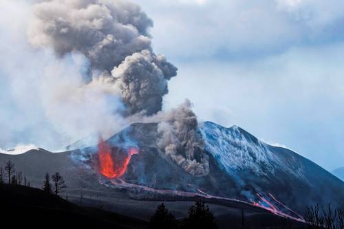 Varios respiraderos volcánicos se han abierto en la isla española de La Palma, liberando más lava que desciende a toda velocidad por una cresta y amenaza con agravar los daños en tierras, caminos y viviendas, informaron ayer las autoridades. La erupción empezó el 19 de septiembre, en estas 10 semanas, los científicos han identificado por lo menos 11 flujos que cubren más de mil hectáreas. Pese a las afectaciones, no se han reportado lesiones o muertos relacionados directamente con la erupción. A pesar de la incesante actividad volcánica, este fin de semana se reanudaron los vuelos a La Palma, luego de varios días de cancelaciones de las aerolíneas debido a la cantidad de ceniza volcánica que volaba en dirección del aeropuerto.