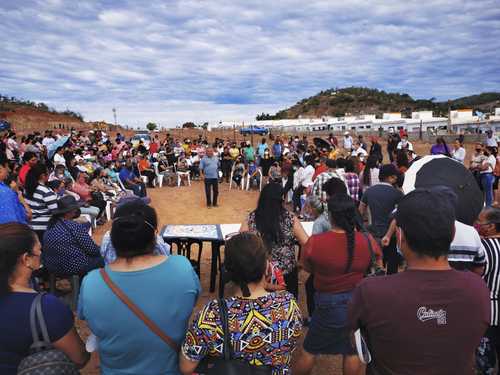 Damnificados del sur de Sinaloa se reunieron ayer en terrenos que les asignaron en el municipio de Mazatlán.