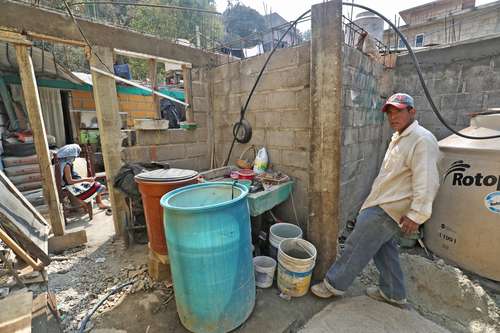  Ocupantes del asentamiento irregular Santa Inés, en Xochimilco, enfrentan día a día, desde hace 25 años, ingentes carencias. Foto Luis Castillo