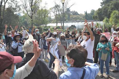 Integrantes del Frente Ciudadano por la Mejora y Defensa de Chapultepec protestaron afuera del jardín botánico Nezahualcóyotl, ubicado en la primera sección del bosque, para pedir que se detenga el proyecto de convertirlo en museo o foro de arte contemporáneo. Demandaron que sea rehabilitado porque en los pasados dos años fue abandonado. Señalaron que si es necesario se amarrarán a los árboles para protegerlos.