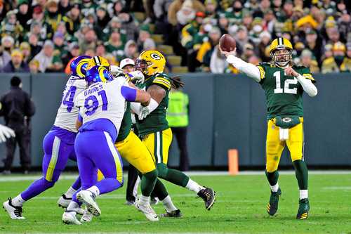 Aaron Rodgers (12), mariscal de los Empacadores de Green Bay , superó la molestia que tenía en un pie para que su equipo se impusiera 36-28 a los Carneros de Los Ángeles en el Lambeau Field.