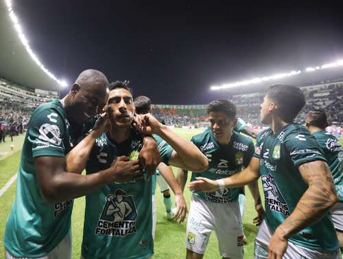 Con penal, Ángel Mena, de los esmeraldas (centro), sentenció la victoria al minuto 80.