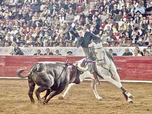 Con traje campero andaluz, el joven rejoneador con el tercer toro.