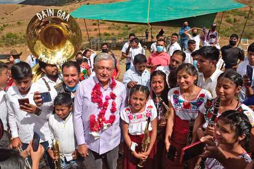 POR LOS VALLES CENTRALES OAXAQUEÑOS. Con orquesta juvenil y ataviados con trajes típicos de la región, el presidente López Obrador inauguró ayer un camino rural en San Jerónimo Taviche, donde además del gobernador Alejandro Murat lo acompañaron funcionarios de su gabinete.