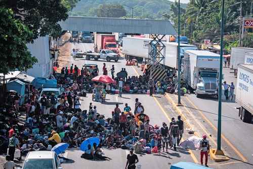 Con una temperatura superior a los 32 grados en Tapachula, los migrantes aguantaron hasta el mediodía.