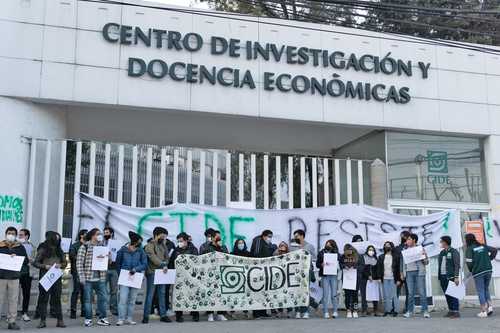 Integrantes de la comunidad del CIDE manifiestan su rechazo al nuevo director general, en Santa Fe, en la CDMX.