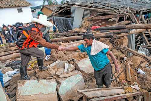 El mandatario de Perú, Pedro Castillo (a la izquierda), en la zona devastada de Amazonas.