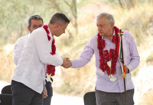 El presidente Andrés Manuel López Obrador y el gobernador de Oaxaca, Alejandro Murat, se despiden al concluir la gira del primero en la comunidad de San Jerónimo Taviche, distrito de Ocotlán, donde inauguraron el camino a dicha localidad, construido mediante el programa de pavimentación de vías a cabeceras municipales.